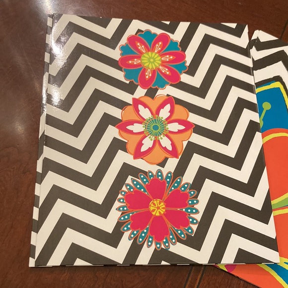 Set of three Unison two pocket floral printed folders. - Picture 3 of 9